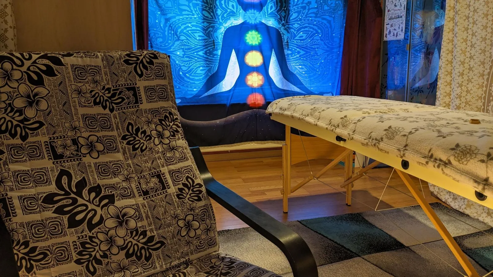 Le cabinet de Claire — table de soin et tenture chakras