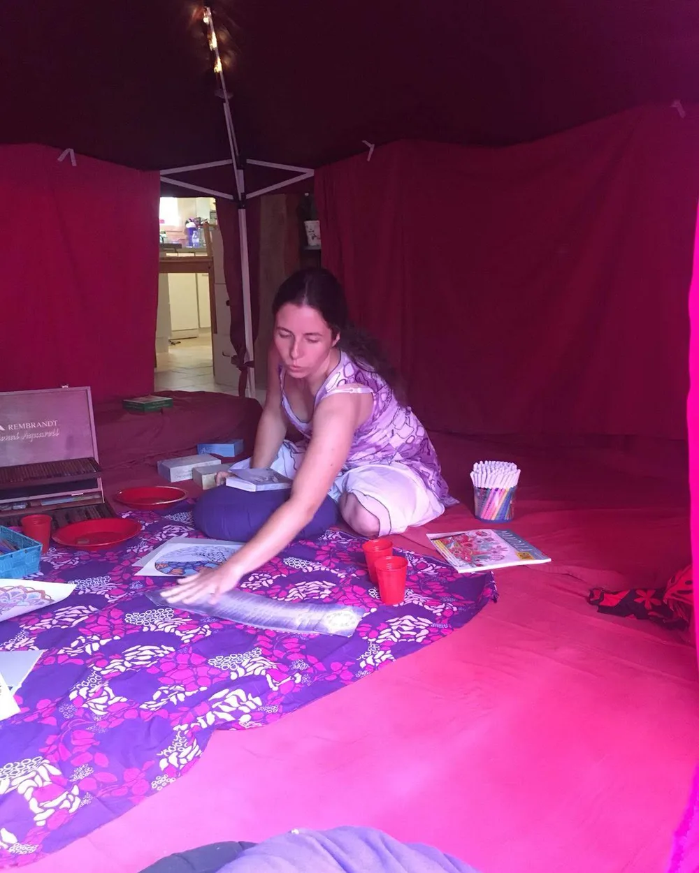 Claire installant une tente