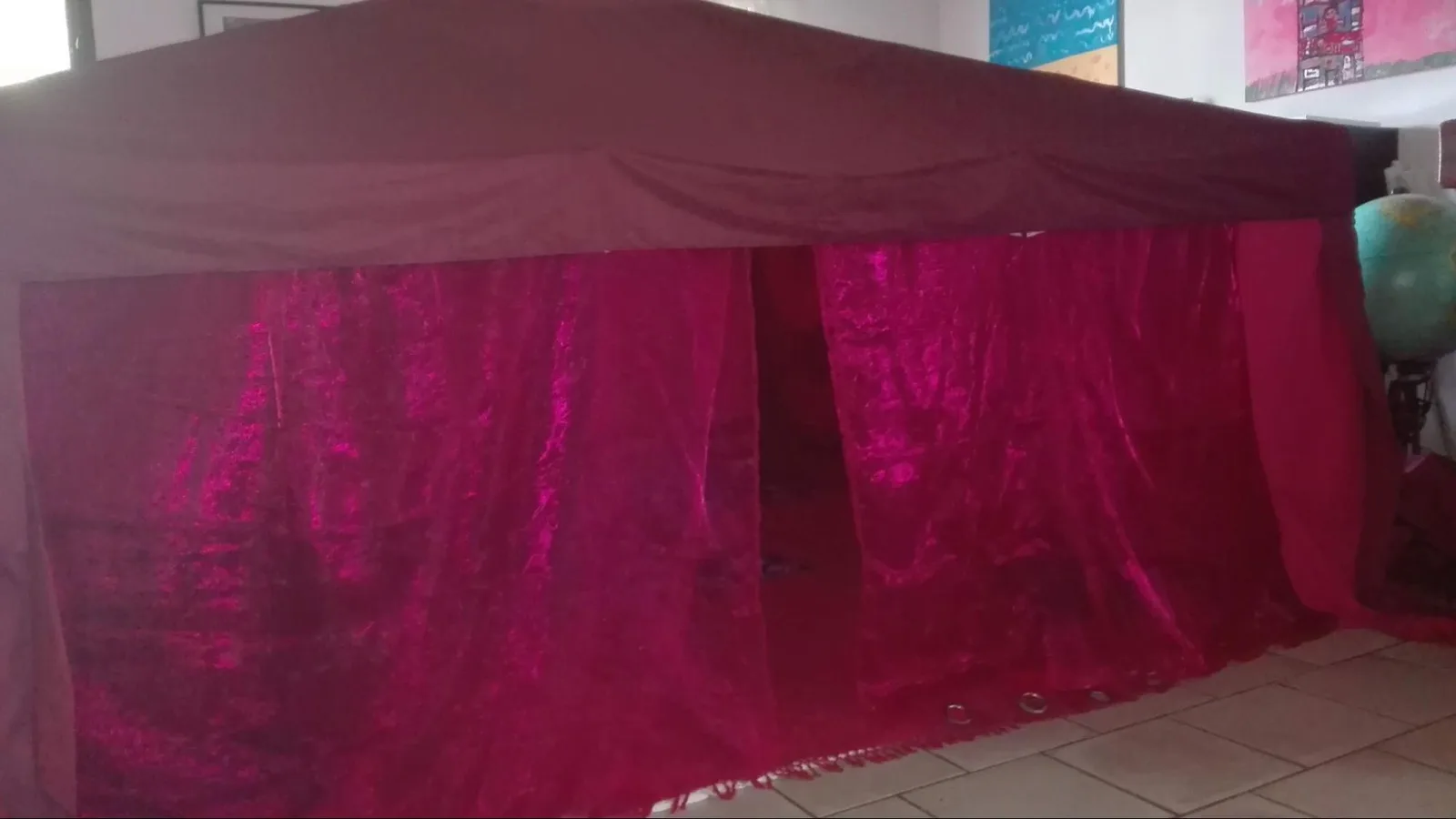 Tente rouge dressée