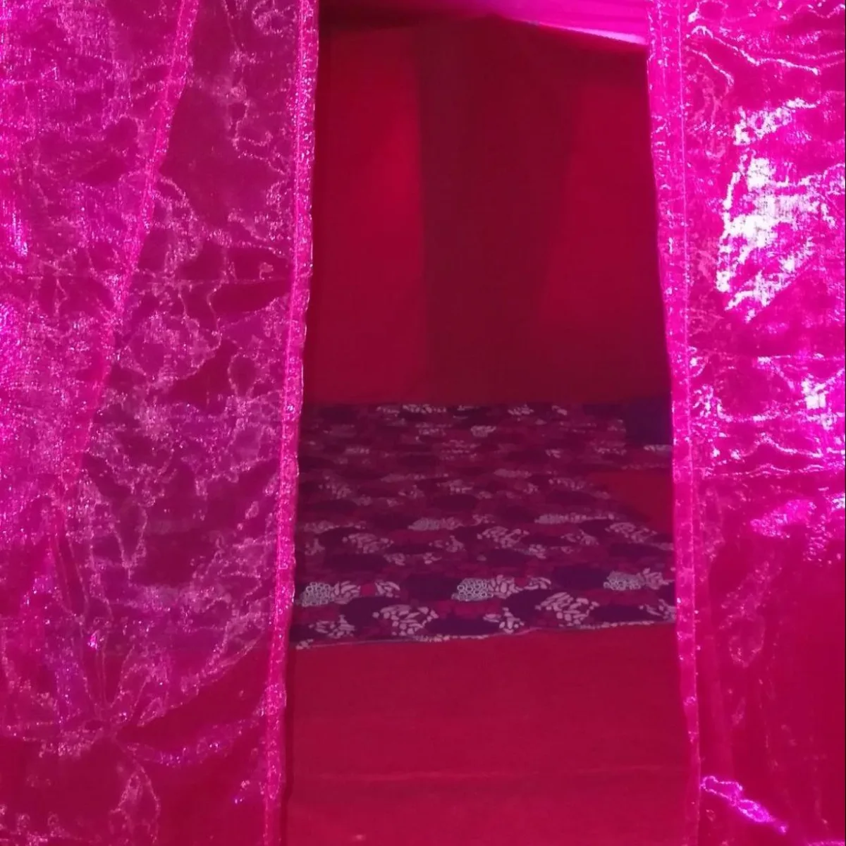 Intérieur d'une tente rouge — coussins et cercle de partage